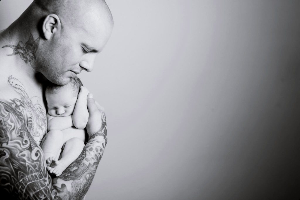 baby-wallpapers-father-and-new-born-2048x1365